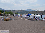 Parasols en ligbedden aan strand Anaxos